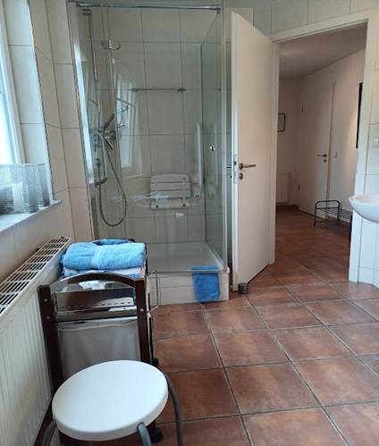 Ein Bild, das Im Haus, Wand, Boden, Kachel enth�lt.