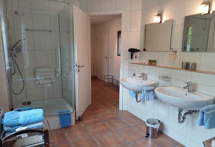 Ein Bild, das Wand, Im Haus, Installationszubeh�r, Badezimmer enth�lt.