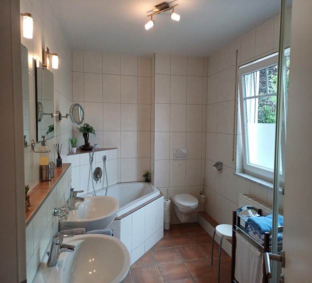 Ein Bild, das Im Haus, Wand, Deckenleuchte, Inneneinrichtung enth�lt.