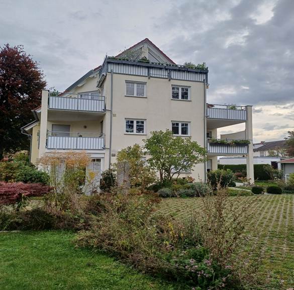 Ein Bild, das draußen, Wolke, Gebäude, Fenster enthält.